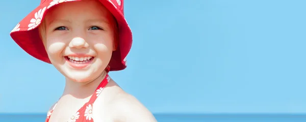 Yaz bunner çocuk mutlu bir gülücük ver deniz tatil — Stok fotoğraf