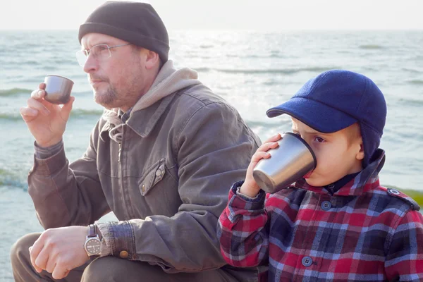 Parent kid together drink tea coffee nature outdoor — Stock Photo, Image