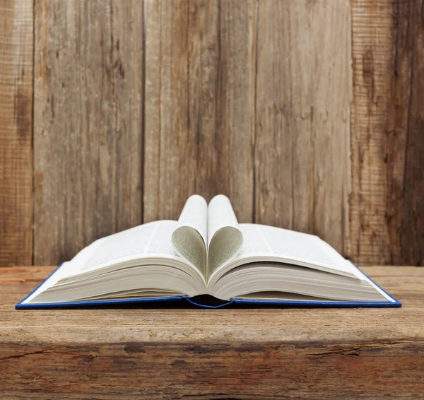 Libro corazón forma página abierta pared de madera fondo de tabla —  Fotos de Stock