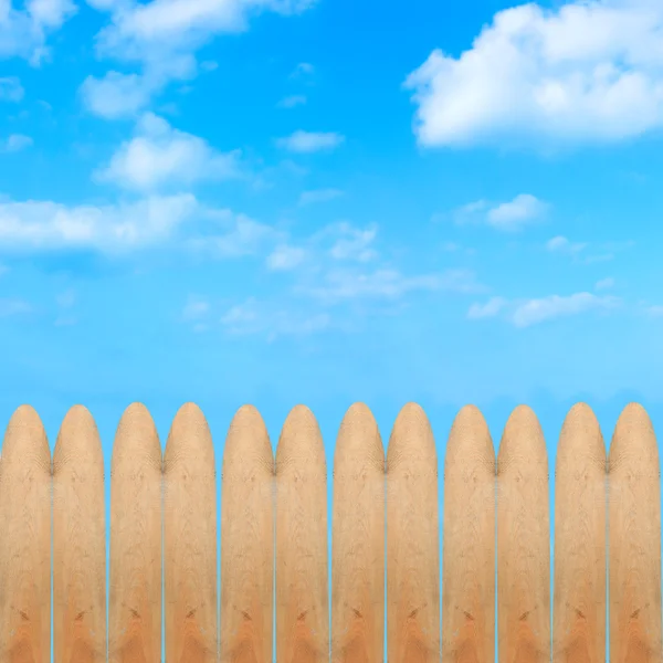 Piquete de madera cielo azul fondo — Foto de Stock