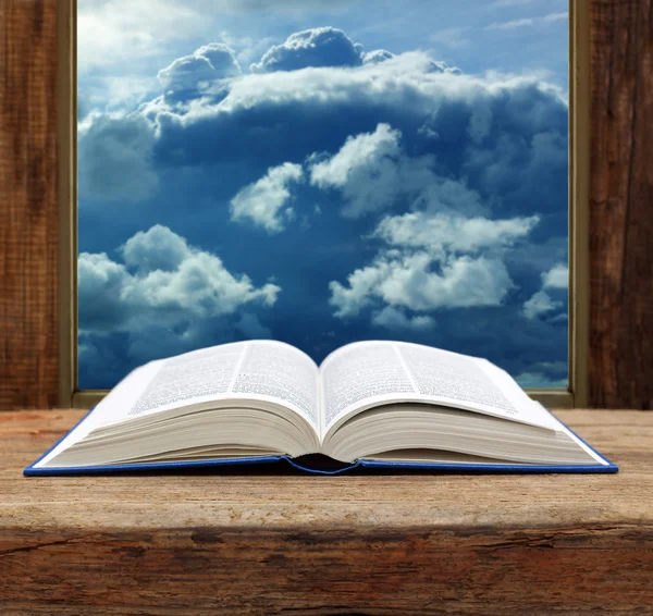 Biblia libro abierto ventana de madera cielo vista nube tormentosa —  Fotos de Stock