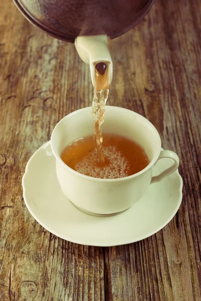 Té verter taza olla mesa de madera café instagram filtro tinte — Foto de Stock