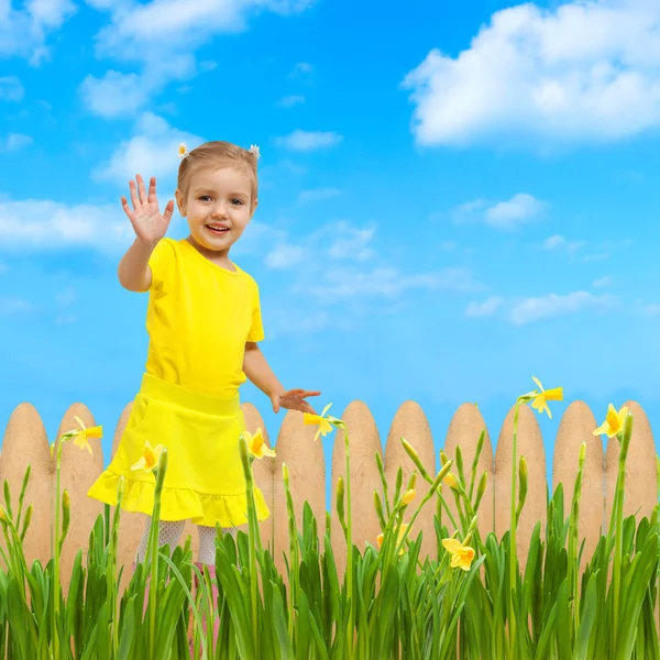Baby glücklich Blumen Garten Hintergrund winkt hallo Hand nach oben — Stockfoto