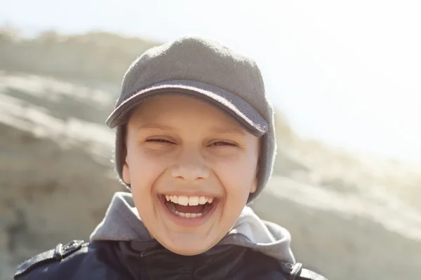 Hintergrundbeleuchtung Kind verkleiden sich glücklich Lächeln Porträt im Freien — Stockfoto