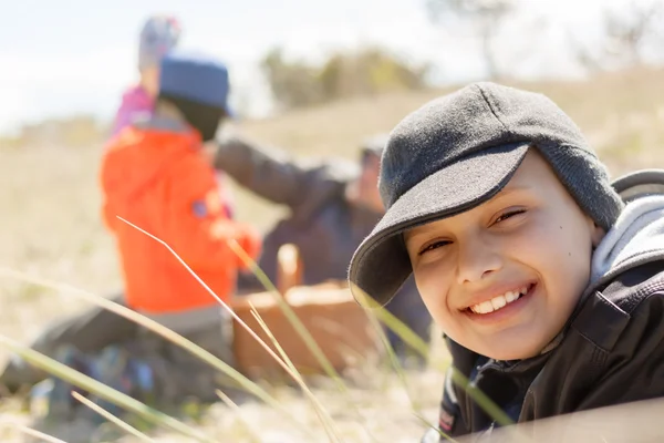 Çocuklar piknik mutlu gülümseme açık yakın çim üzerinde yalan sığ Dof — Stok fotoğraf