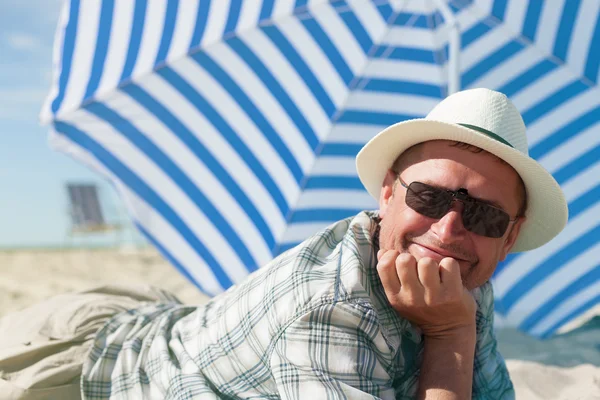 Homem deitado areia verão praia feliz sorriso — Fotografia de Stock