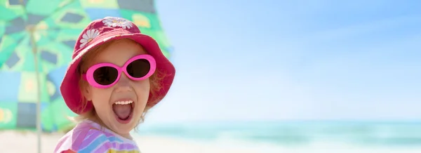 아이 여 자가 행복 한 미소 건강 한 치아 태양 안경 비치 여름 휴가 파노라마 — 스톡 사진