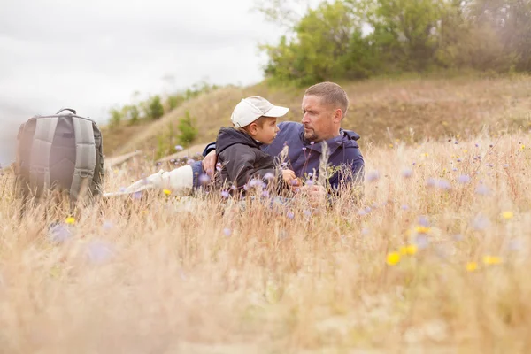 부모 말하는 아이 자연 잔디 풀밭 필드 거짓말 — 스톡 사진