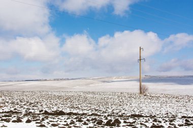 Karla kaplı tarım alanları. Karların altındaki kara toprak
