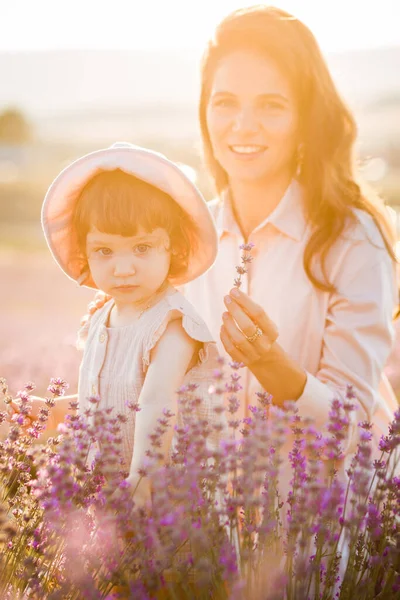 Šťastné mateřství. Matka a dcera při západu slunce. — Stock fotografie