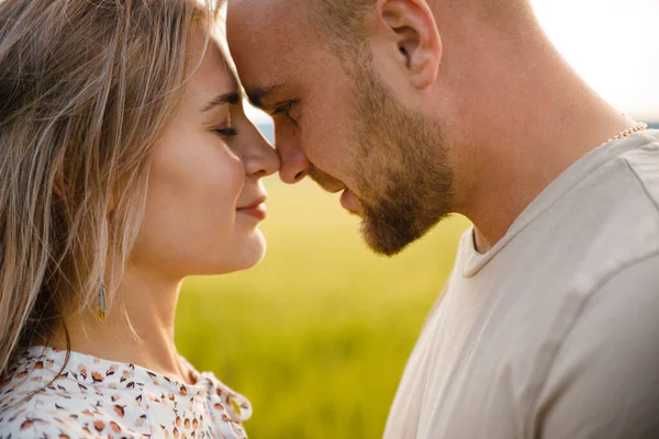 Casal amoroso num relvado verde. O tipo e a rapariga estão a beijar-se. — Fotografia de Stock