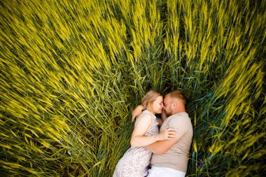 Adam ve yeşil çimenlikteki kız.