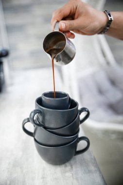 Sabahları bir fincan canlandırıcı espresso. Espresso kahvesini alışılmadık bir şekilde hazırlıyorum..