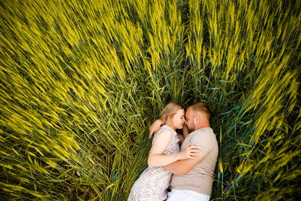 緑の芝生の男と女は. — ストック写真