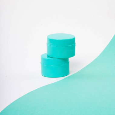 Nane beyazı arka planda iki kutu nane rengi..