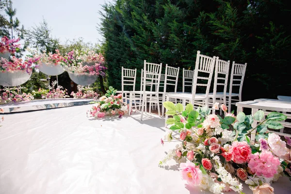 Dekoracyjny projekt łuku weselnego z kwiatami. — Zdjęcie stockowe
