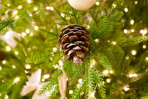 Vánoční ekologický strom s hračkami. Faux vánoční stromek. — Stock fotografie