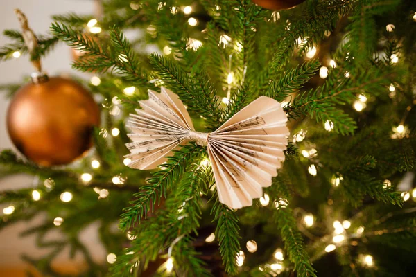Vánoční ekologický strom s hračkami. Faux vánoční stromek. — Stock fotografie
