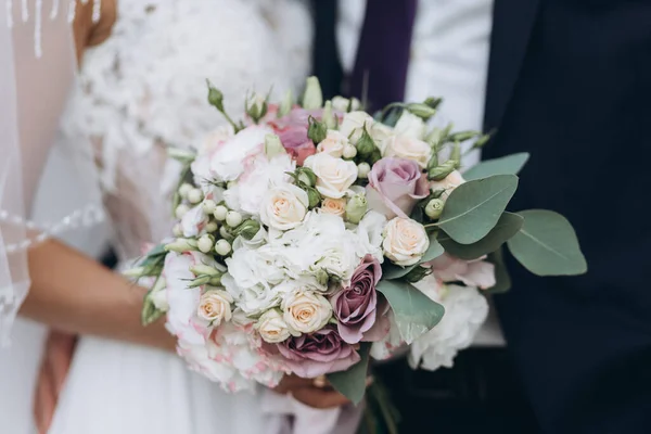 Svatební květinářství v podobě kytice — Stock fotografie