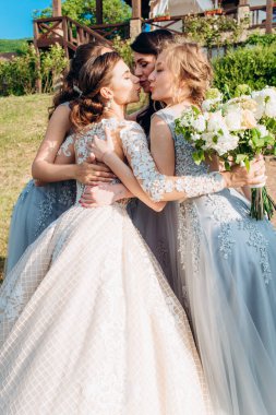 Nedimeler genç bir kızı düğünleri için kutluyorlar.. 