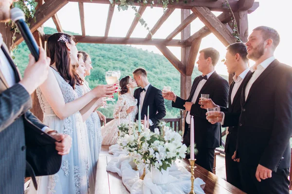 Boho tarzı düğün partisi. Arkadaşlar, gelin ve damat ziyafeti.
