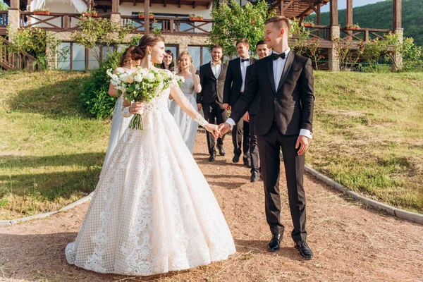 Ceremonia ślubna zakochanej pary w białej sukience i garniturze. — Zdjęcie stockowe