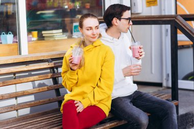 Çift şeffaf bardaklarda kahve içer..