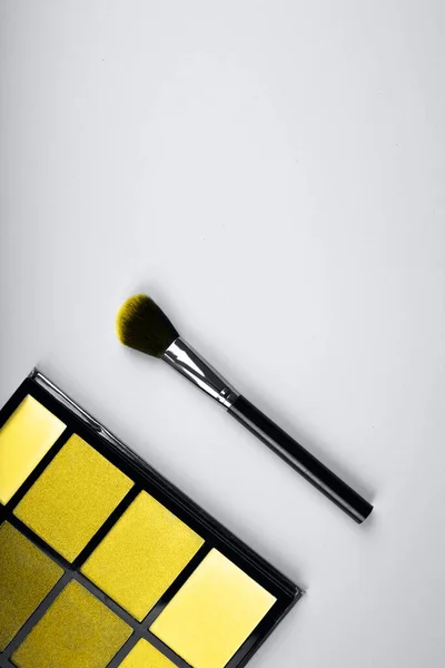 Trendy colors 2021 - Серый и Желтый в индустрии красоты. Желто-серая палитра. — стоковое фото