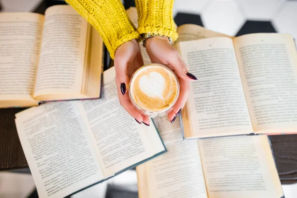 Café de la mañana con un patrón en el fondo de los libros. —  Fotos de Stock