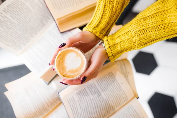 Sabah kahvesi ve arka planda kitaplar..