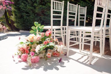 Çiçekli bir düğün sandalyesinin dekoratif tasarımı.