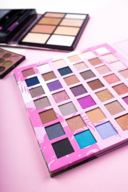 Gözler için kozmetik paletler, göz kapakları. Kızlar için makyaj malzemeleri.