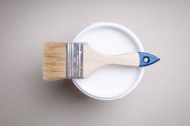 İş ve onarım için inşaat aletleri. Cetvel, fırça, spatula.