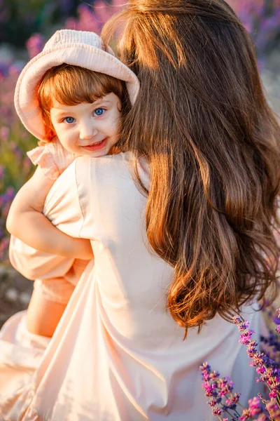 Okouzlující dívka v náručí své matky. — Stock fotografie