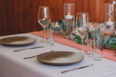 Düğün sofrası ve dekorasyonu. Şenlikli yemek.. 