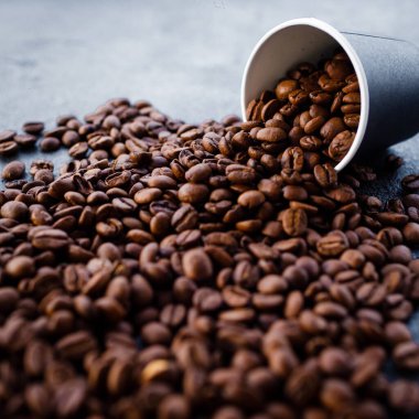 Kâğıt bardakta kahve çekirdeği..