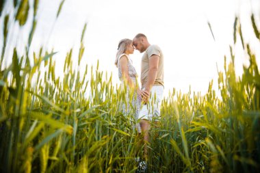 Adam ve yeşil çimenlikteki kız.