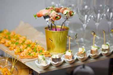 Yemek servisi. Etkinlikte abur cubur dolu bir masa.