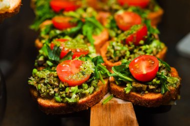 Yemek servisi. Etkinlikte abur cubur dolu bir masa.