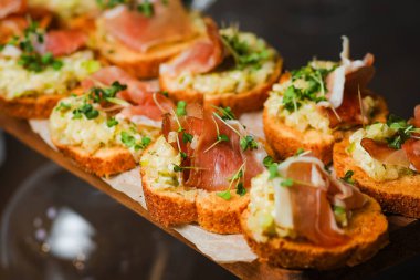 Yemek servisi. Etkinlikte abur cubur dolu bir masa.