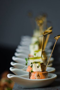 Yemek servisi. Masadaki misafirler için atıştırmalıklar..