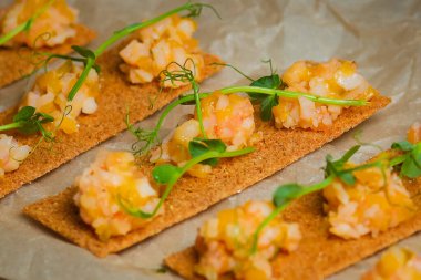 Yemek servisi. Masadaki misafirler için atıştırmalıklar..