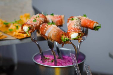 Yemek servisi. Masadaki misafirler için atıştırmalıklar..