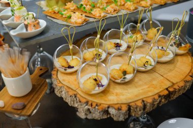 Yemek servisi. Masadaki misafirler için atıştırmalıklar..