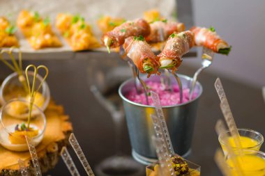 Yemek servisi. Etkinlikte abur cubur dolu bir masa.