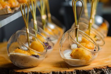 Yemek servisi. Etkinlikte abur cubur dolu bir masa.