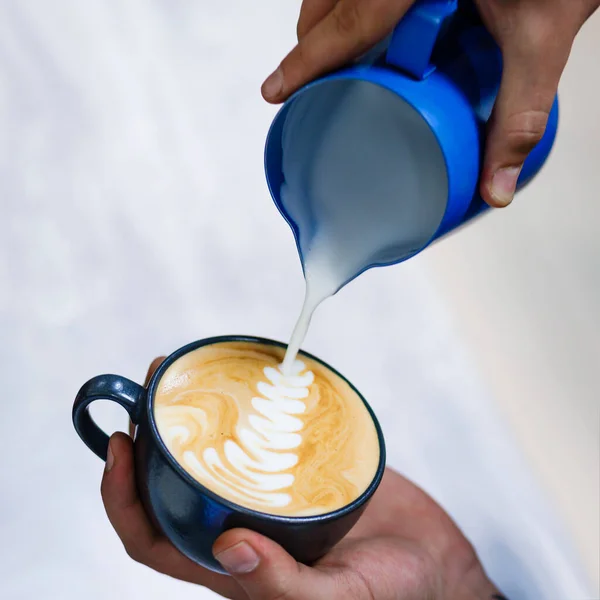 Xícara de cappuccino com um padrão. — Fotografia de Stock