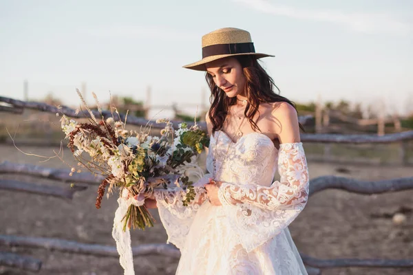 牧場のブーホースタイルの結婚式のカップル。デザイナーウェディング花束. — ストック写真