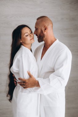 Çift bir otel odasında dinleniyor. Aşıklar için dinlenme. 