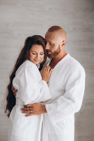 O casal está relaxando em um quarto de hotel. Descanso para os amantes. — Fotografia de Stock